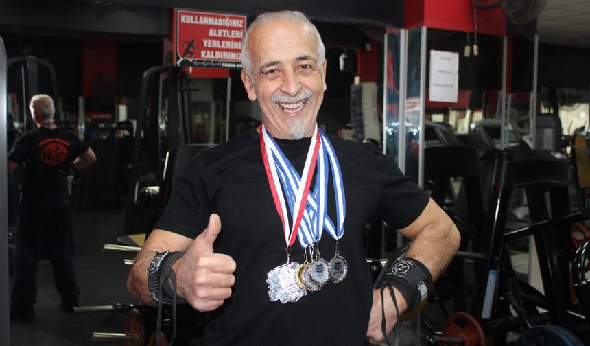 Rakip bulamayan ve gençlerle yarışan 65 yaşındaki Hakkı Bozat 420 kilo kaldırdı