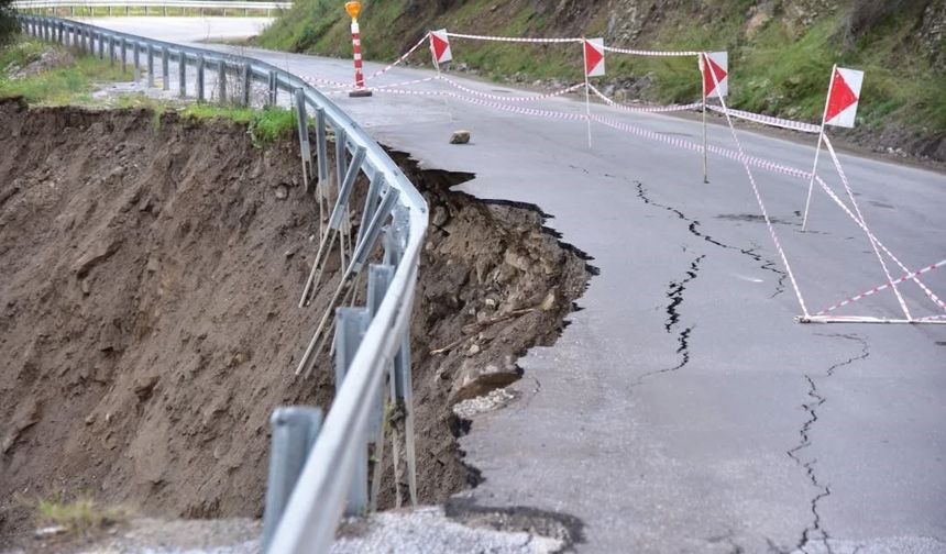 İncirliova'da yol çöktü!