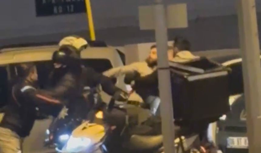 Trafikte tekmeli yumruklu kavga kamerada