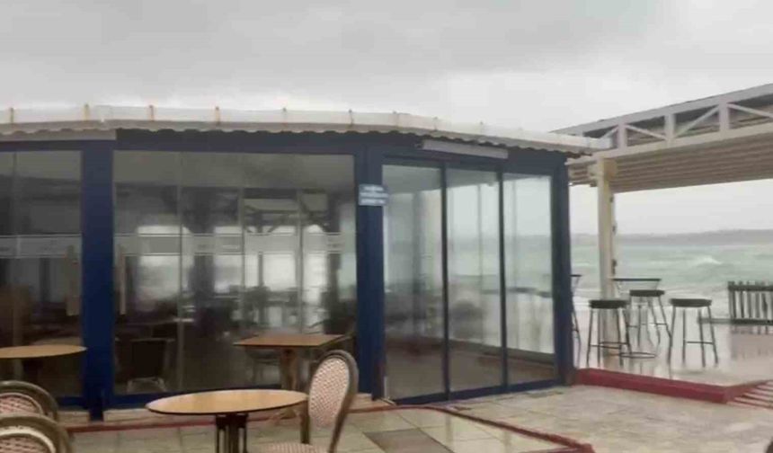 Didim'de fırtına etkili oldu: Deniz taştı, kafeyi su bastı