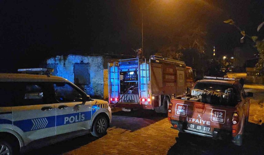 Efeler'de metruk binada yangın çıktı