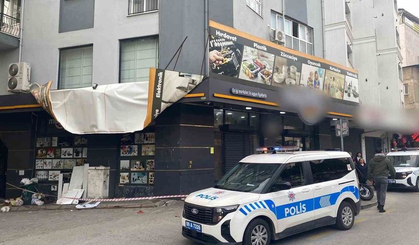 Efeler'de şiddetli rüzgar tabelaları kopardı, iş yerlerinde hasar oluştu