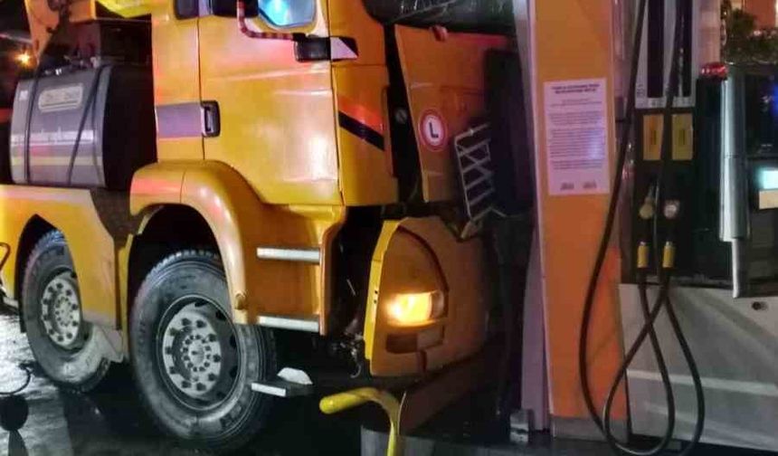 Efeler’de vinç, benzin pompasına çarptı