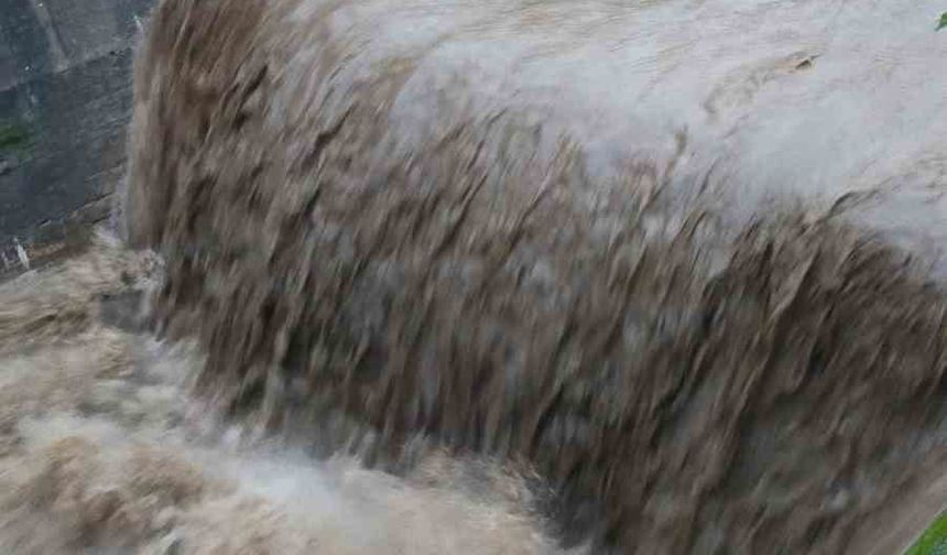 Tabakhane Deresi yağışla birlikte coştu