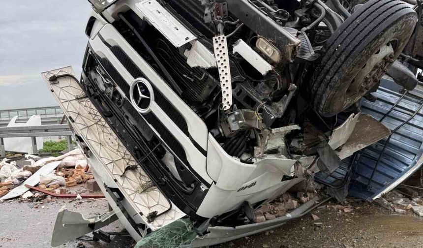 Yenipazar'da tır ters döndü: 1 yaralı