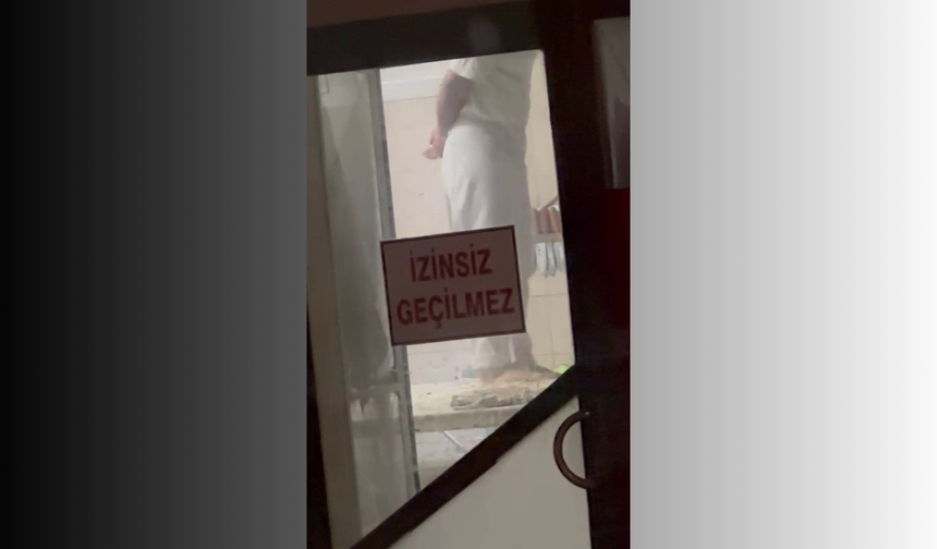 Tatlı hamurunu ayağıyla çiğnedi