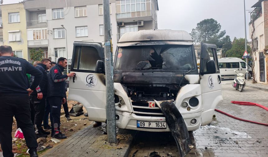 Nazilli’de park halindeki servis minibüsü alevlere teslim oldu