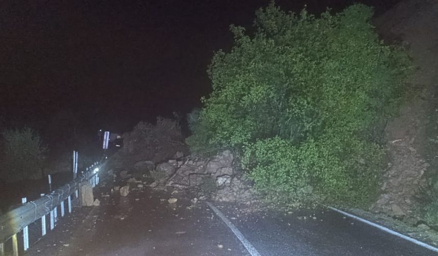 Nazilli’de heyelan karayolunu tamamen kapattı