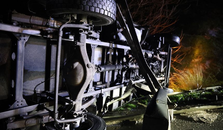 Kamyon bariyerlerde askıda kaldı, sürücü hafif yaralandı