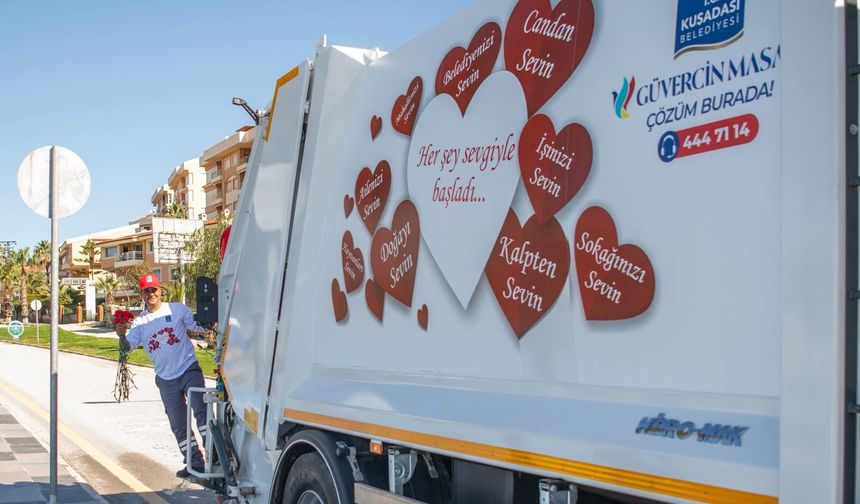 Kuşadası'nda Çöp Kamyonu Sevgi Dağıttı
