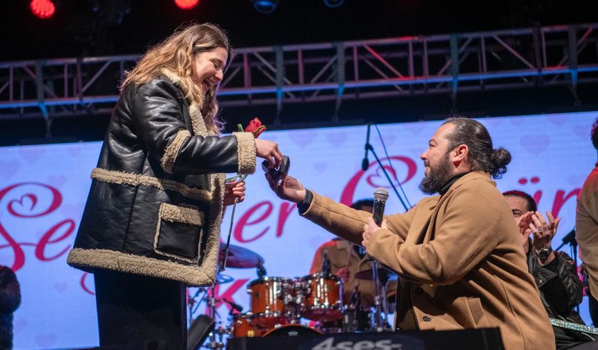 Kuşadası’nda sevgililer günü konserinde evlilik teklifi