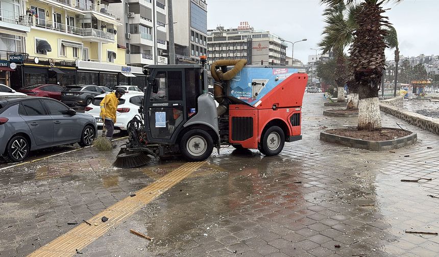 Kuşadası Belediyesinden sağanak ve fırtına mesaisi