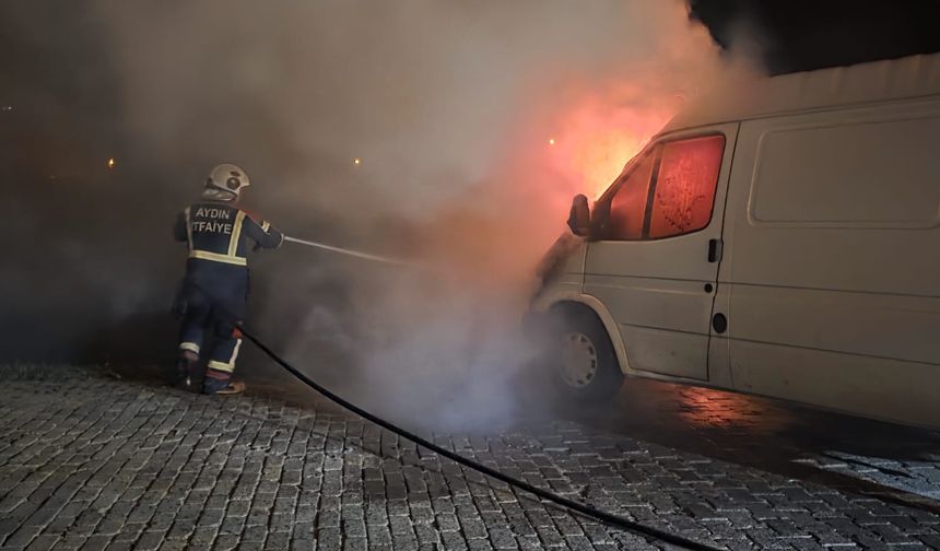 Çine’de hareket halindeki minibüs alevlere teslim oldu