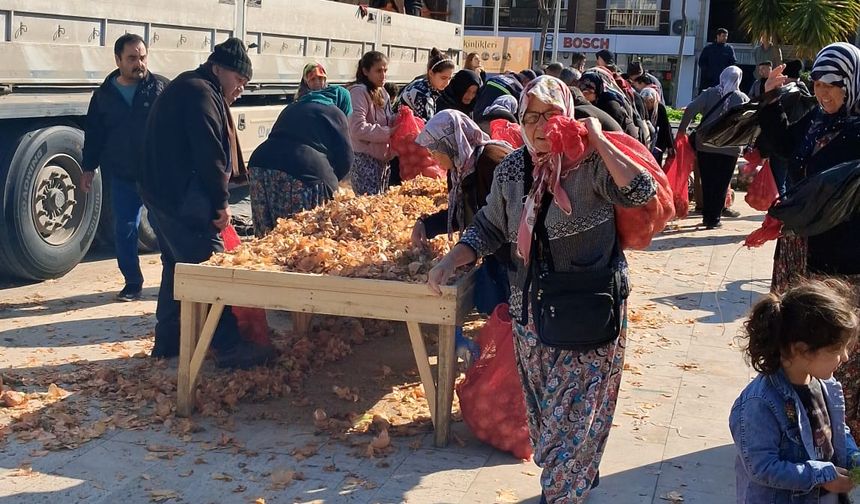 İncirliova’da 30 ton soğan yarım saatte tükendi