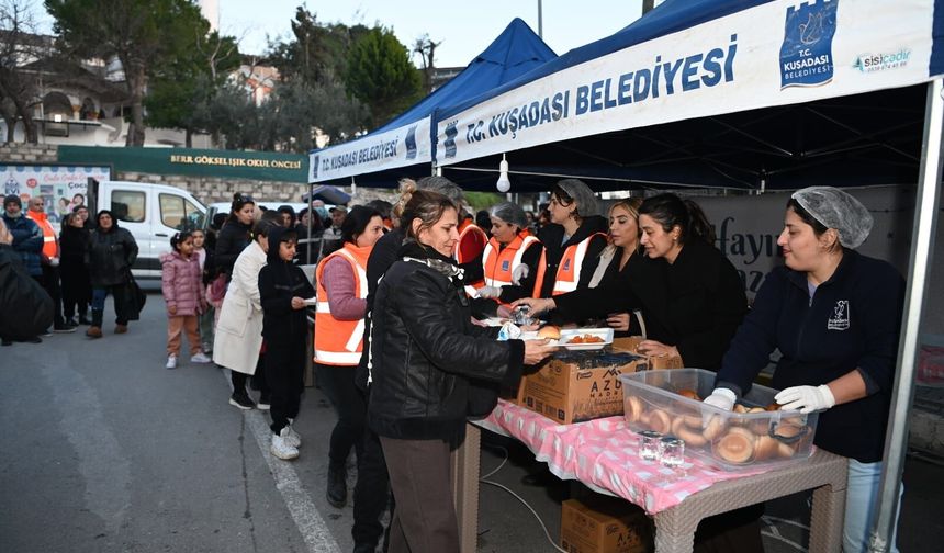 Kuşadası Belediyesi Cumhuriyet Mahallesi’nde iftar sofrası kurdu