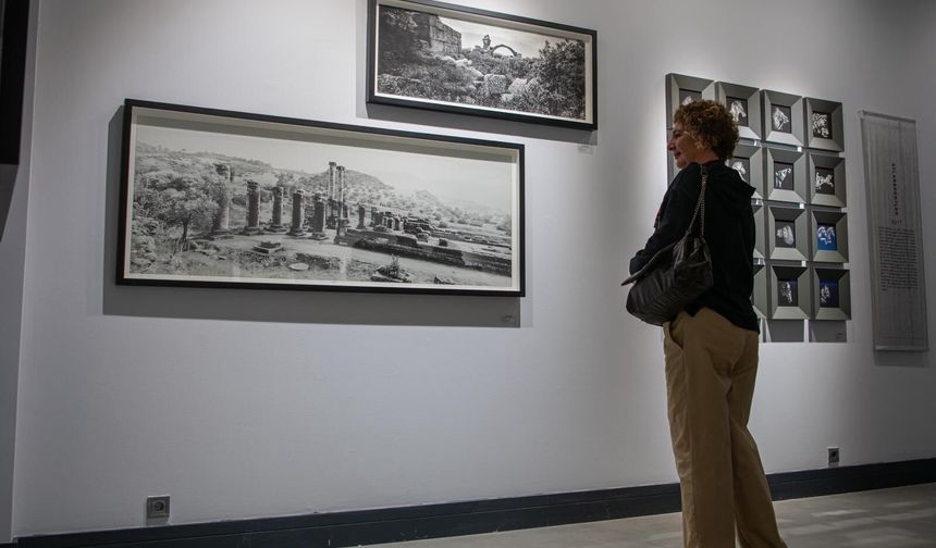 ‘Sözcükler ve Fotoğraflar’ sergisi Kuşadası’nda açıldı