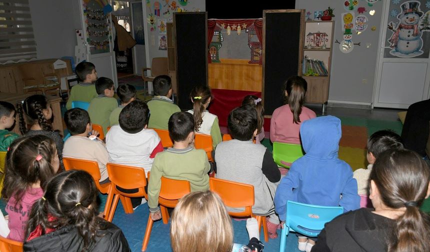 Kuşadası'nda çocuklar 'Gölge Oyunu' etkinliğinde eğlendi