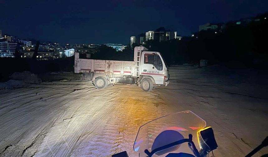 Kuşadası'nda kaçak moloz döken kamyonet sürücüsüne ceza kesildi