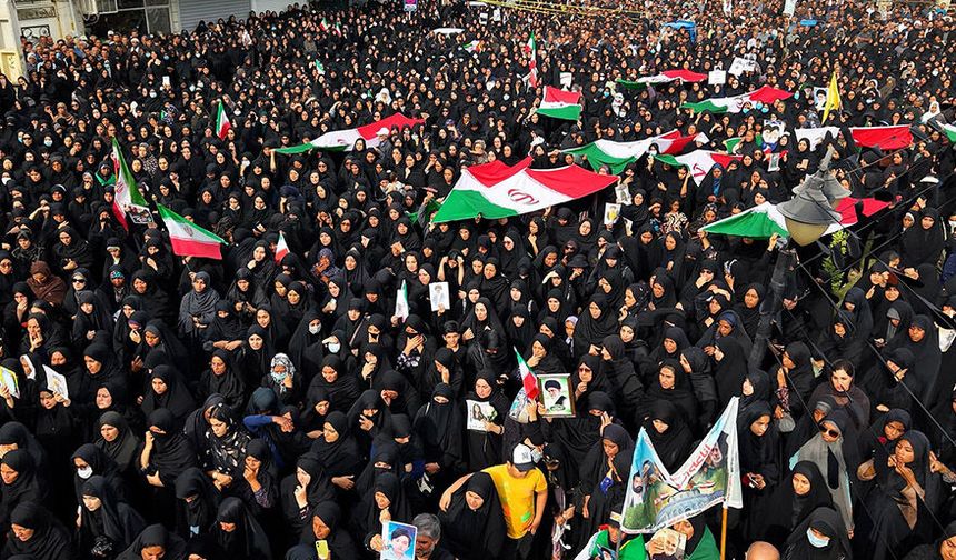 İran'daki okul saldırısında ölenler için cenaze töreni