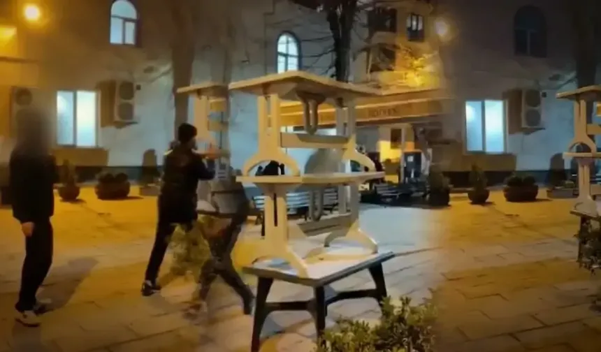 Cami bahçesindeki masalara zarar veren çocuklar kamerada