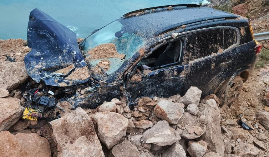 Karayolundaki heyelan araç kamerasında