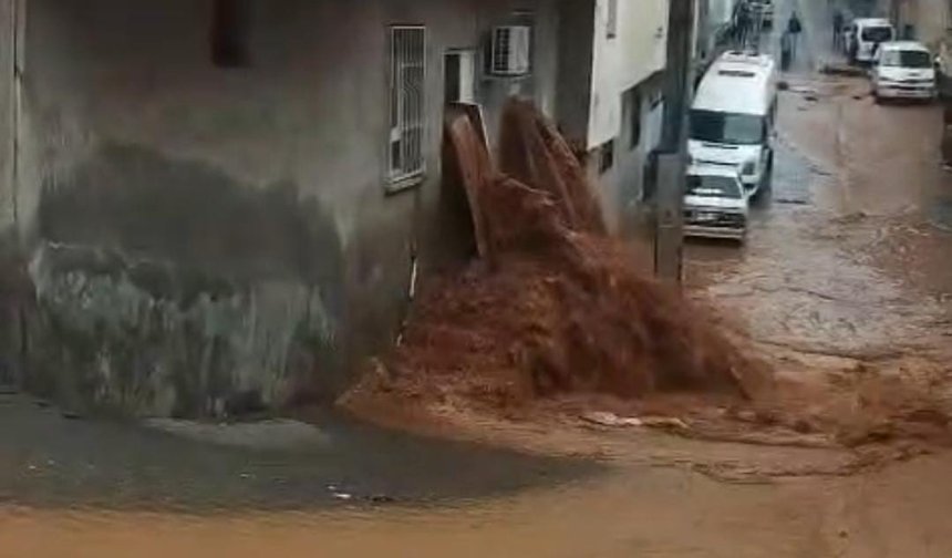 Sağanak yağış sele dönüştü: Ev ve oteli su bastı