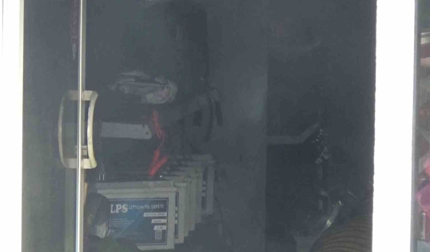 Batarya dükkanında yangın çıktı, bina tahliye edildi