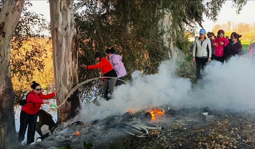 Doğaseverler kanal kenarında çıkan yangını söndürdü