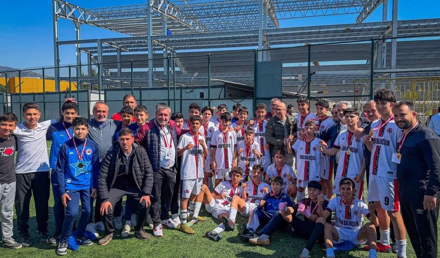 İncirliova Belediyespor U-15 takımı, şampiyonluğunu ilan etti