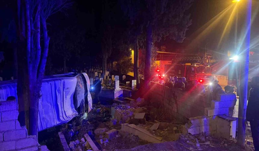 Köşk'te minibüs mezarlığa uçtu: 3 yaralı