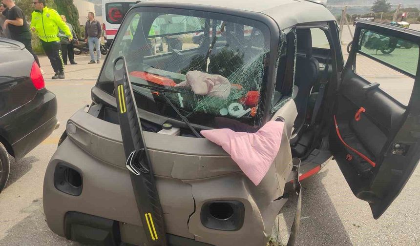 Kuşadası'nda otomobil ile elektrikli araç kafa kafaya çarpıştı: 4 yaralı