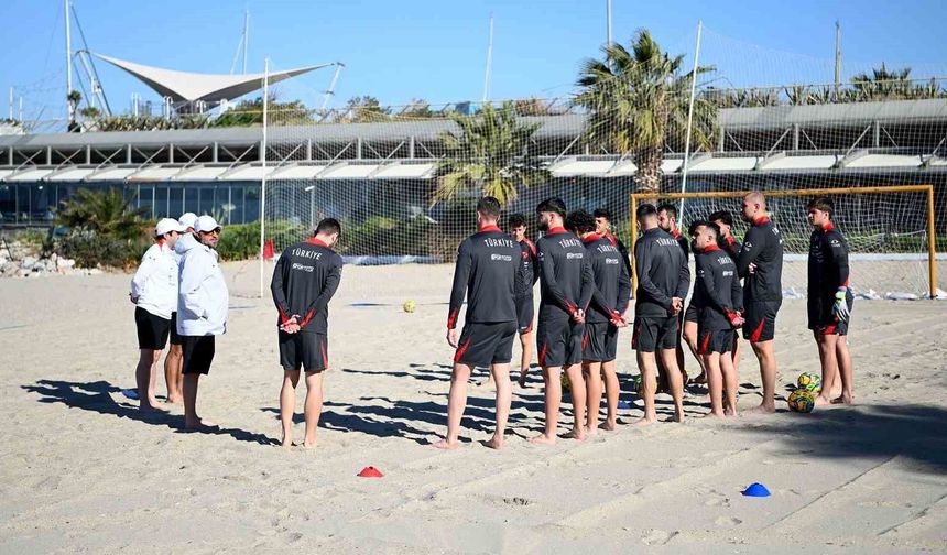 Plaj Futbolu Milli Takımı kamp için Kuşadası'nda