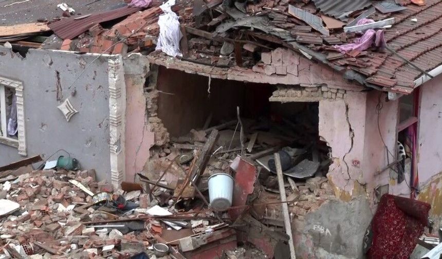 Fatih’te çöken binaların ardından çevrede hasar tespit çalışması başlatıldı