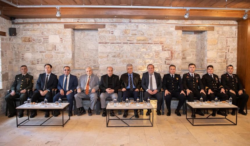 Kuşadası'nda İlçe Protokolü Vatandaşlarla Bayramlaştı