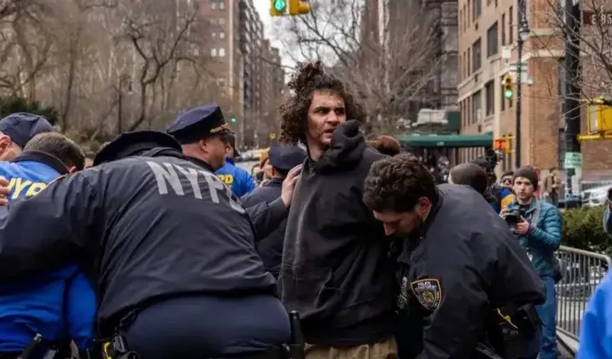 New York Belediye Başkanı Mamdani’nin konutu önündeki protestoda patlayıcı!