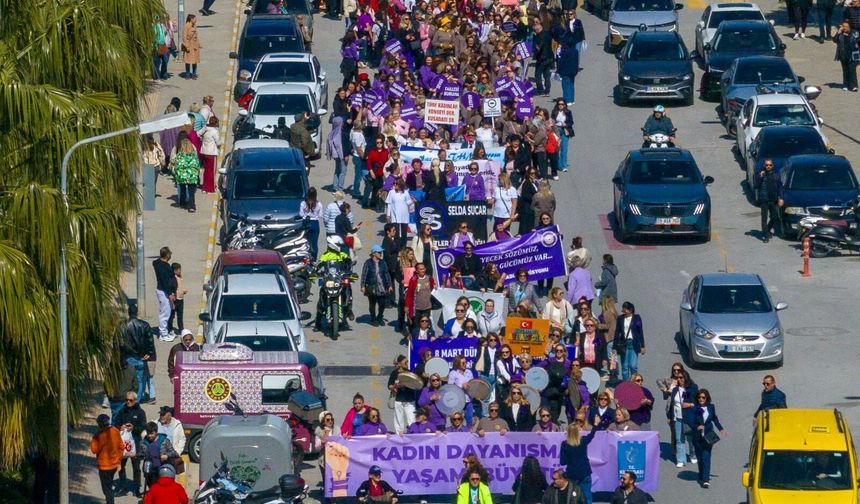 Kuşadası’nda Kadın Günü renkli görüntülere sahne oldu