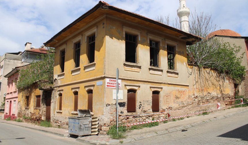 Efeler'deki tarihi konağın duvarı yıkılınca gerçek ortaya çıktı