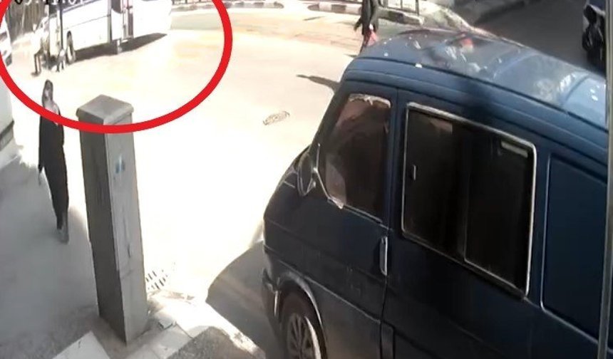 Tamir etmek için altına girdiği minibüsün altında kaldı