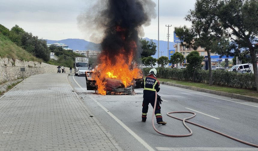 Aynı noktada 2 araç alevlere teslim oldu
