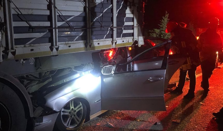 Otomobil park halindeki tıra çarptı, köy muhtarı ağır yaralandı