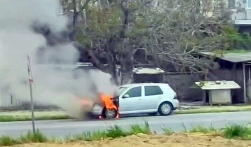 Seyir halindeki otomobil alev aldı