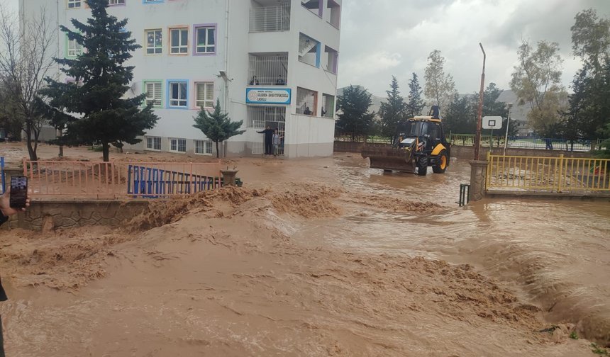 Sağanak nedeniyle 75 öğrenci okulda mahsur kaldı