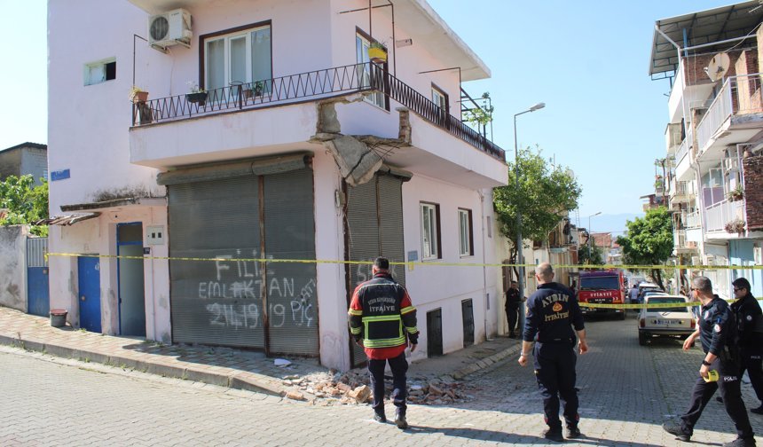 Efeler'de balkon çöktü: 2 yaralı
