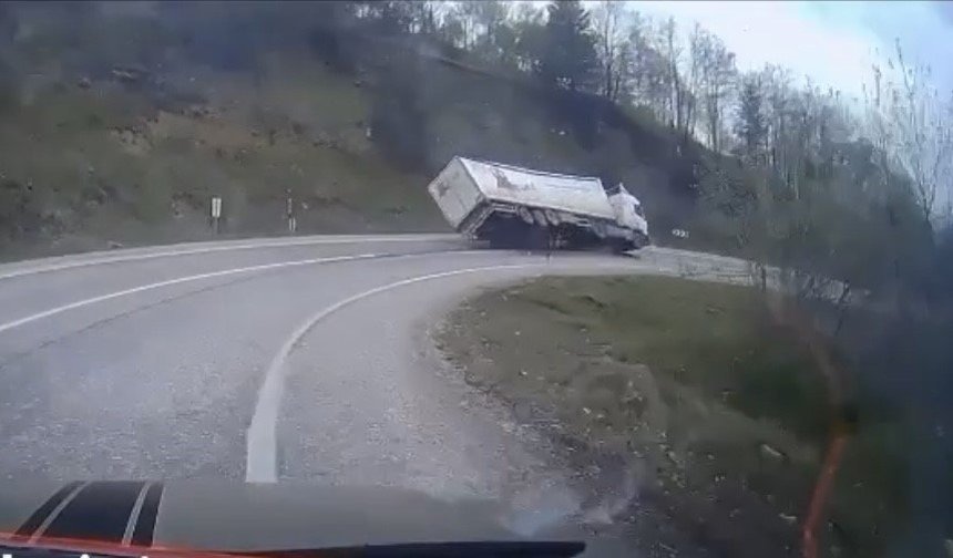 Virajı alamayan tır devrildi, sürücü yaralandı: Kaza anı kamerada