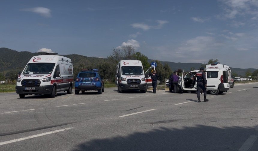 Otomobil ile hafif ticari araç çarpıştı: 4'ü çocuk 7 yaralı