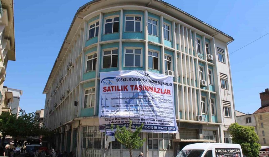 Bir zamanlar hizmet noktasıydı şimdi ilan panosuna döndü