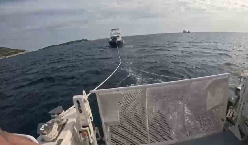 Motor arızasıyla sürüklenen teknedeki iki kişi kurtarıldı