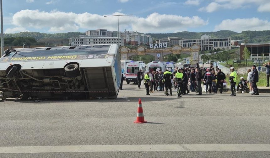 Bartın’da halk otobüsü otomobilin üzerine devrildi: 44 yaralı