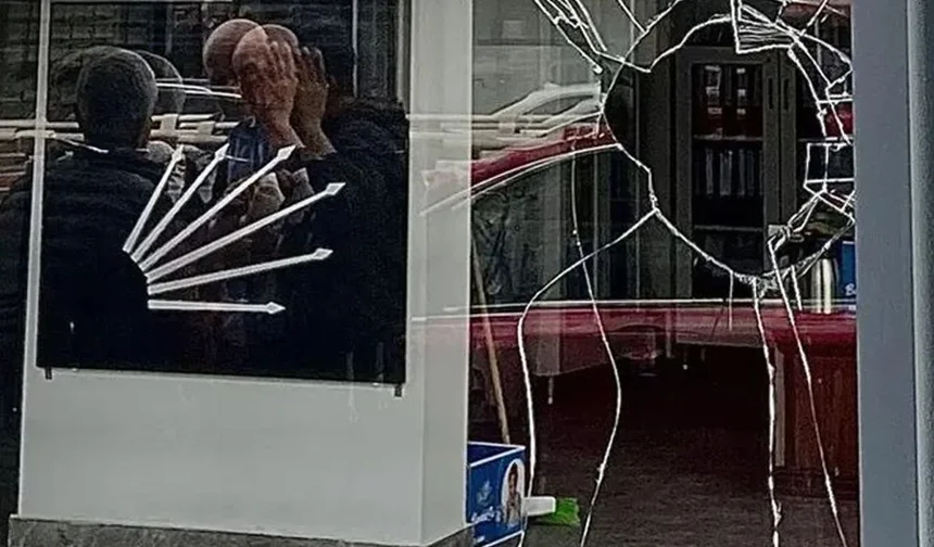 CHP İlçe Başkanlığı binasına taşlı saldırı