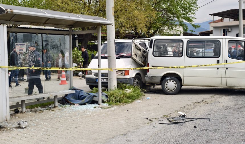 Buharkent’te ışık ihlali faciası: Yolcu minibüsten fırlayıp can verdi